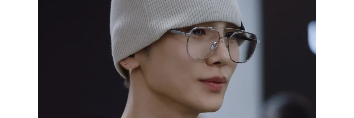 Key of SHINee Spotted Wearing the Montez